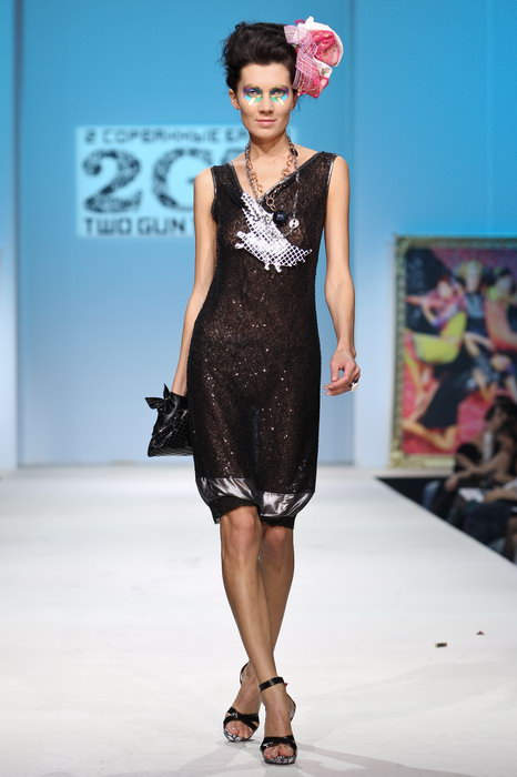 Платье черное с пайетками и зеркальной собакой